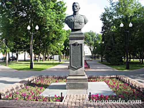 Памятник В. Петрову