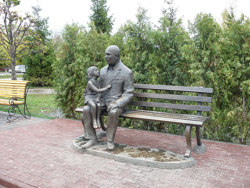 Памятник Ветерану победителю в парке Победы